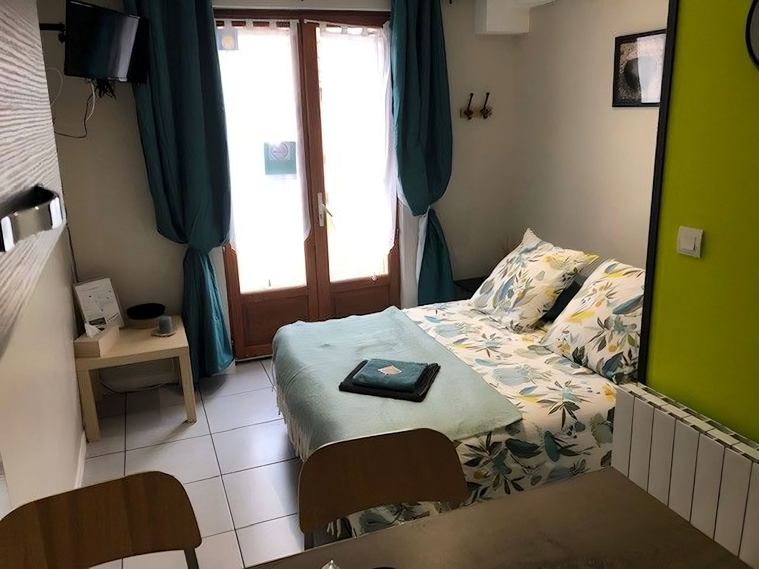 1 bedroom, bed sheets