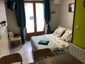 1 bedroom, bed sheets - Quiet studio historical center La Ferté Saint Aubin (La Ferté-Saint-Aubin)