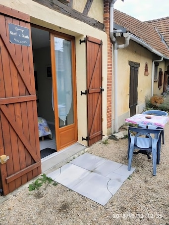 Outdoor dining. Quiet studio historical center La Ferté Saint Aubin