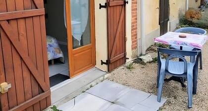 Quiet studio historical center La Ferté Saint Aubin