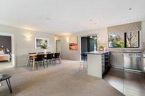 Private kitchen - Cosy Arthurs Point family home with mountain views (Queenstown)