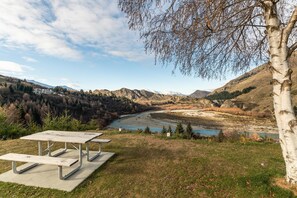 Outdoor dining - Cosy Arthurs Point family home with mountain views (Queenstown)