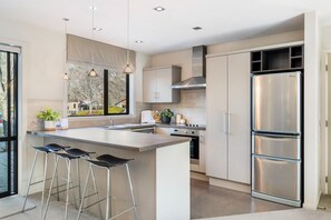 Private kitchen - Cosy Arthurs Point family home with mountain views (Queenstown)