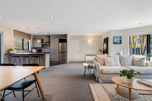 TV - Cosy Arthurs Point family home with mountain views (Queenstown)