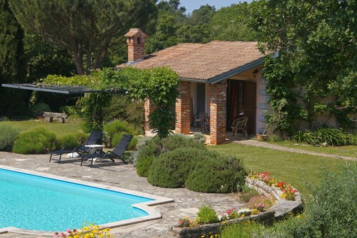 Lovely cottage with large pool in gorgeous, landscaped garden