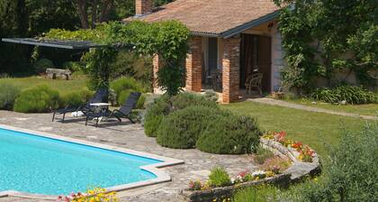 Lovely cottage with large pool in gorgeous, landscaped garden