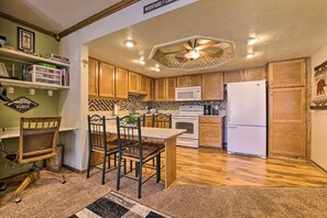 Fridge, microwave, oven, stovetop - Condo 205, Wifi, Gas Fireplace, Community Pool & (Brian Head)