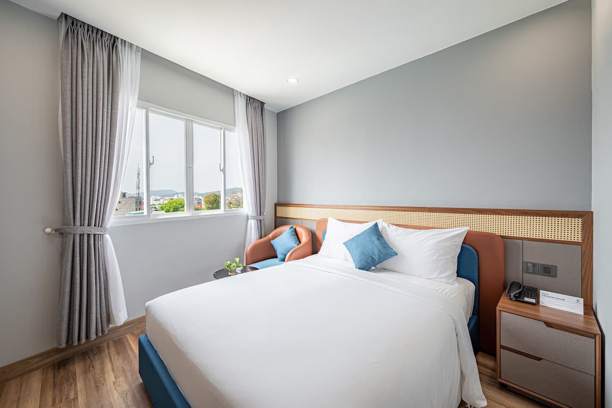 Deluxe Double Room | Peralatan tempat tidur premium, bar mini, meja 
