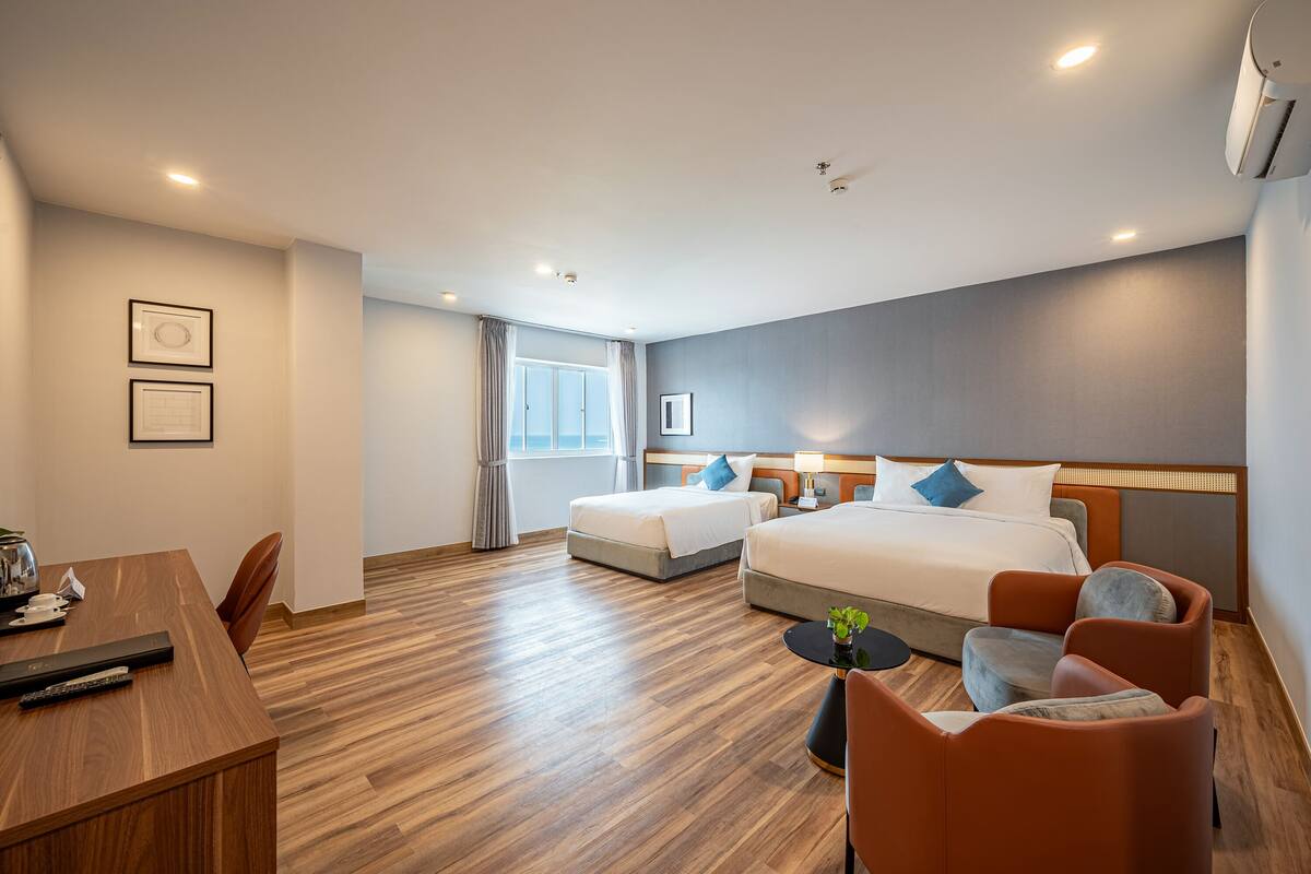 Premium Triple Room | Peralatan tempat tidur premium, bar mini, meja 