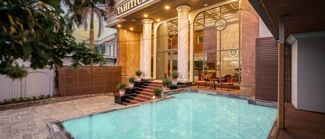 Innendørs-/utendørsbasseng