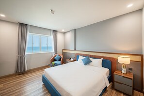 Kamar Double Eksekutif | Seprai premium, minibar, meja kerja, dan ruang kerja ramah laptop