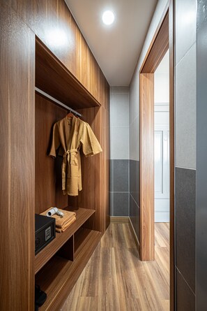 Premium bedding, minibar, desk, laptop workspace - TAHITI CENTRAL HOTEL (Phu Quoc)