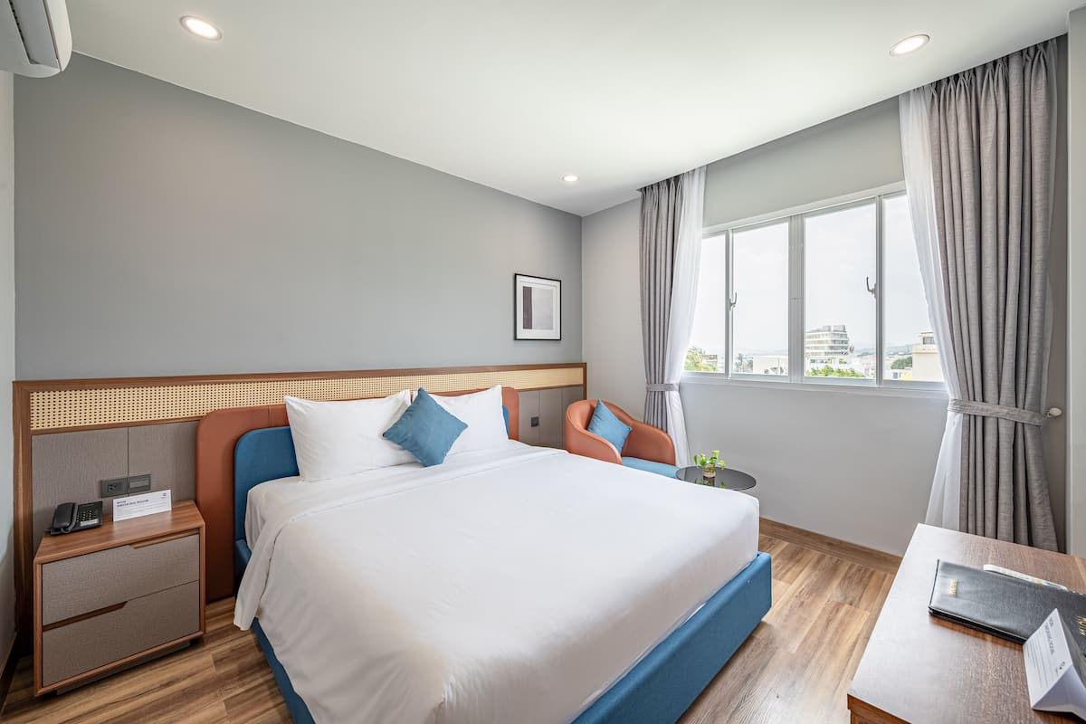 Premium Double Room | Peralatan tempat tidur premium, bar mini, meja 