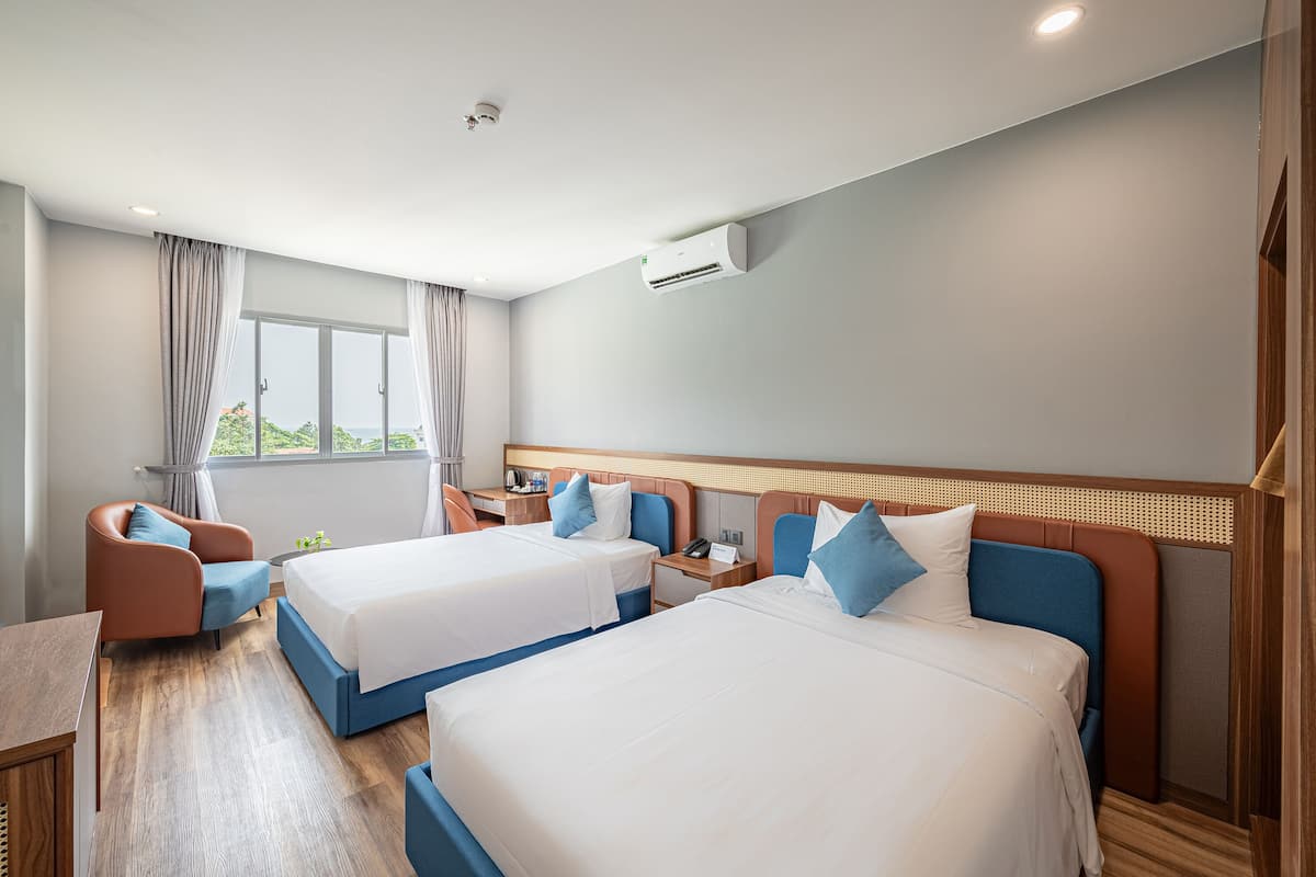 Deluxe Twin Room | Peralatan tempat tidur premium, bar mini, meja 