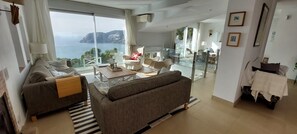 Smart TV, caminetto, lettore DVD, videoteca