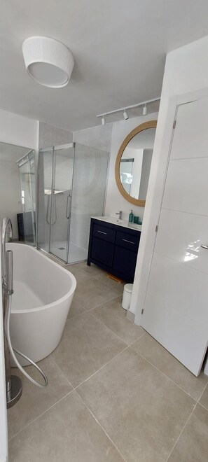 Douche, sèche-cheveux, bidet, serviettes fournies