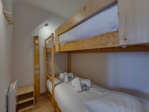 2 bedrooms, WiFi (free), bed sheets