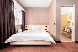 Standard Double Room, 1 Katil Ratu (Queen) | Peralatan tempat tidur hipoalergenik, peti besi dalam bilik, meja