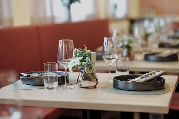 Frokost, lunsj og middag serveres, veganske retter, uteservering