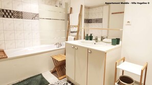 Baignoire, sĂšche-cheveux, bidet, serviettes fournies