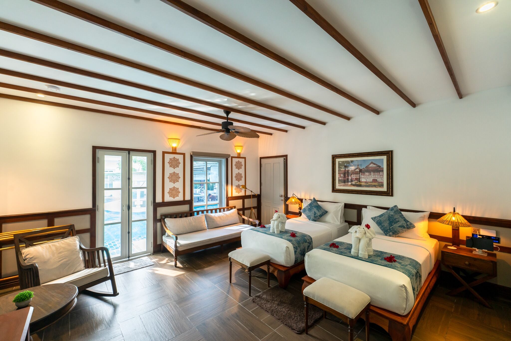 尊爵雙床房 | 迷你吧、客房內保險箱、書桌、免費無線上網