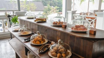Desayuno completo diario (USD 15 por persona)