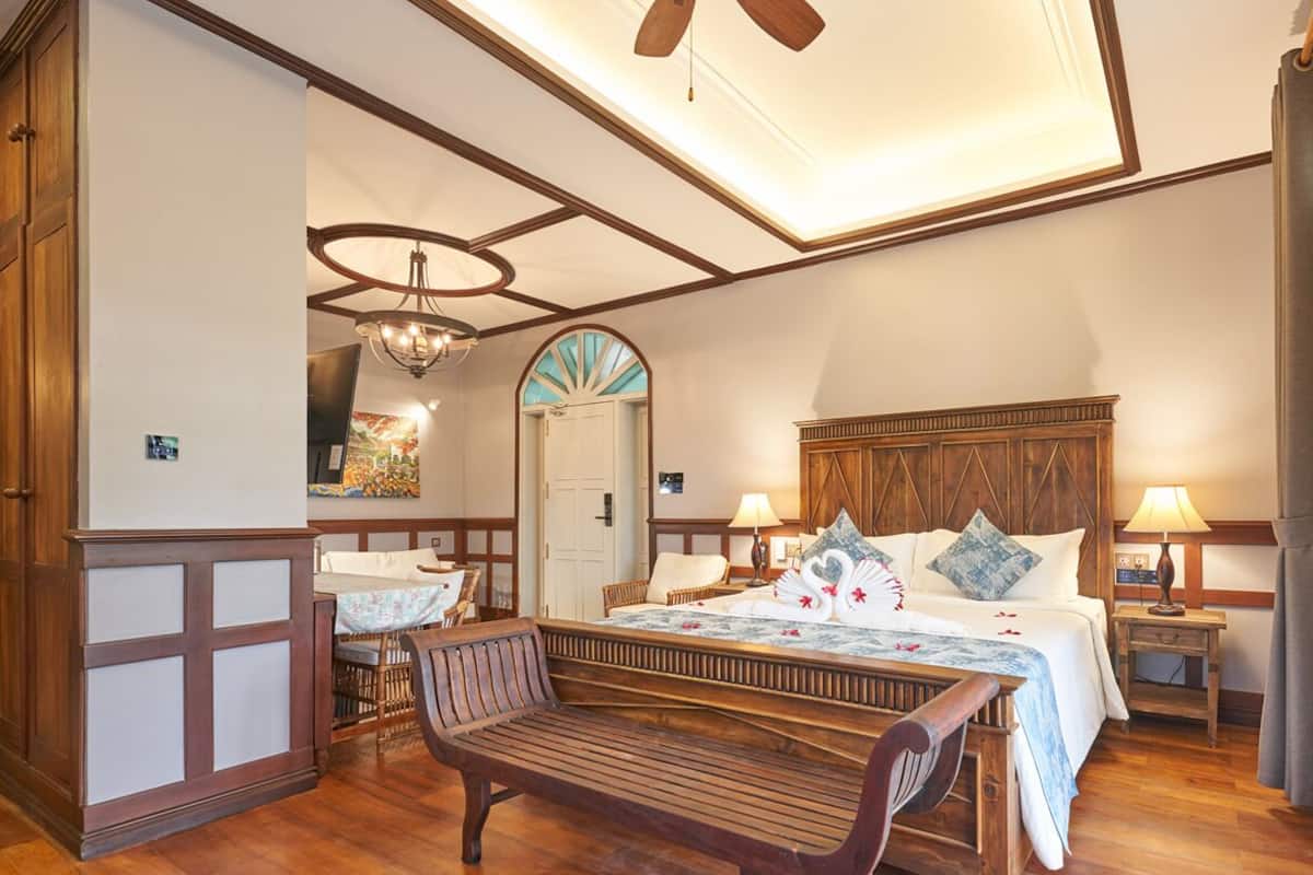 Deluxe Suite, 1 King Bed | 1 bedroom, minibar, in-room safe, desk