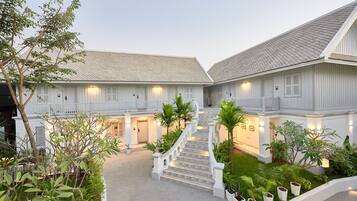 Courtyard Suite King Room | 1 bedroom, minibar, in-room safe, desk