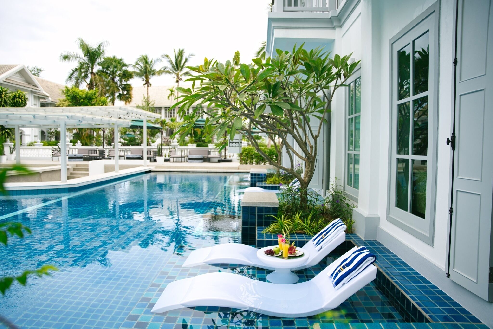 Minibar, coffres-forts dans les chambres, bureau, Wi-Fi gratuit