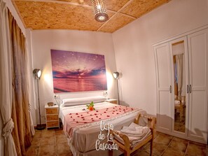 2 bedrooms, WiFi, bed sheets - waterfall house (Iznájar)