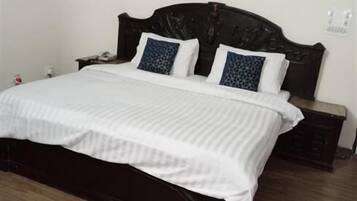 Deluxe Double Room | Iron/ironing board