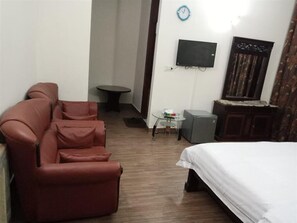 Deluxe Double Room | Iron/ironing board - Premier Lodge (Islamabad)