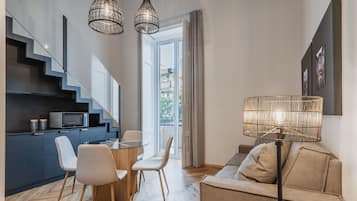 Deluxe apartman, 2 hálószobával | Nappalirész | Okostévé