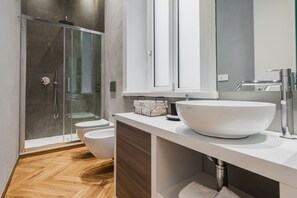 Appartement exécutif, 1 chambre | Salle de bain | Douche, douche cascade, articles de toilette (gratuits)