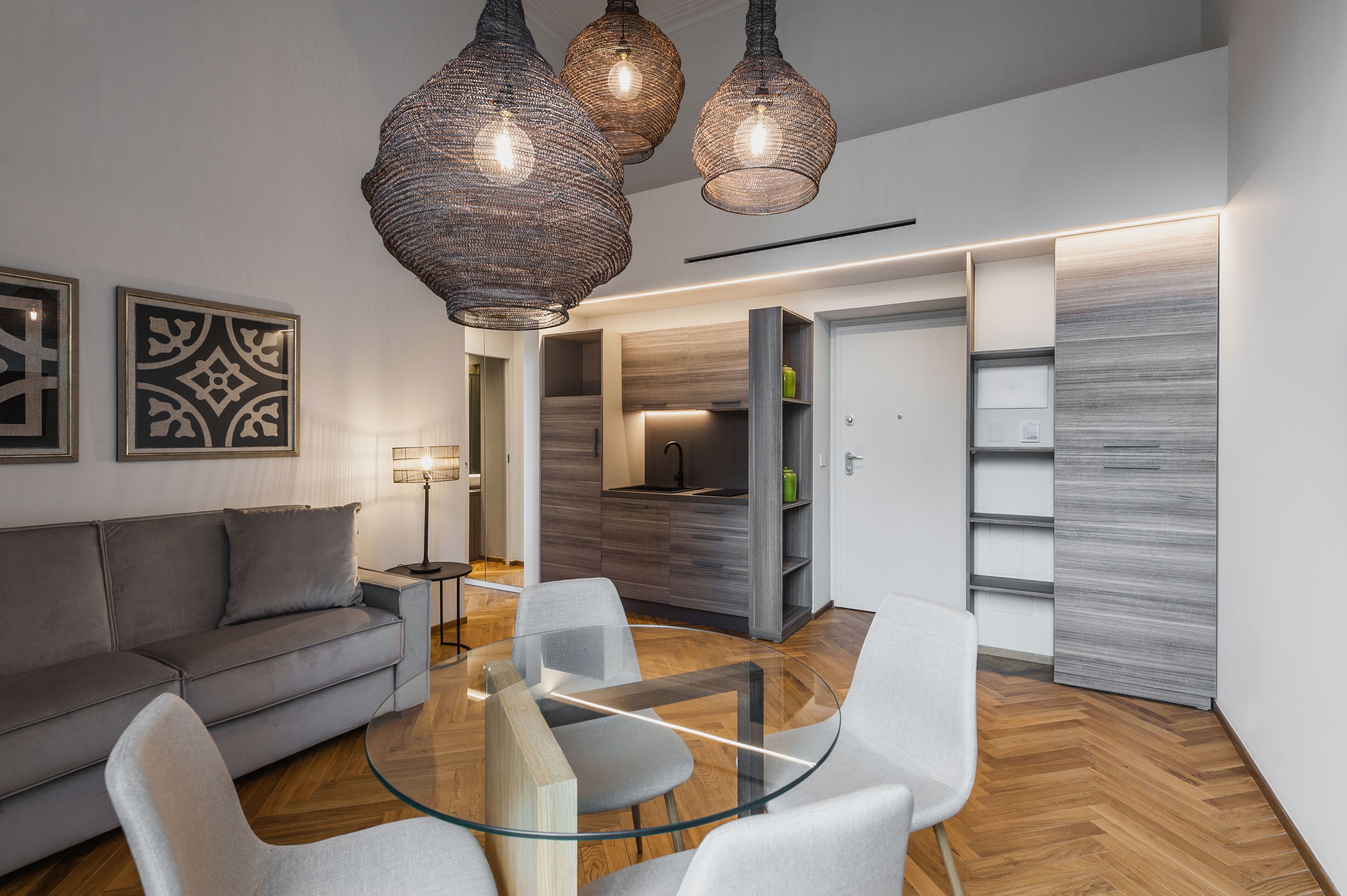 Tủ lạnh, lò vi sóng, bếp nấu, dụng cụ nấu nướng/bát dĩa/dao nĩa 