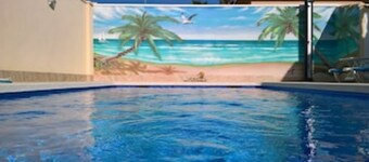 Villa south facing-Private heated pool-Beach-English TV-2 King size-Wi-Fi