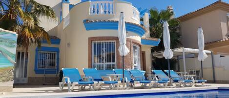 Utendørsbasseng og et oppvarmet basseng