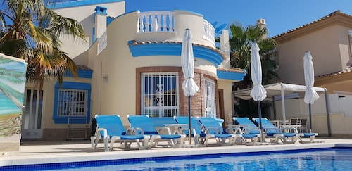 Villa south facing-Private heated pool-Beach-English TV-2 King size-Wi-Fi