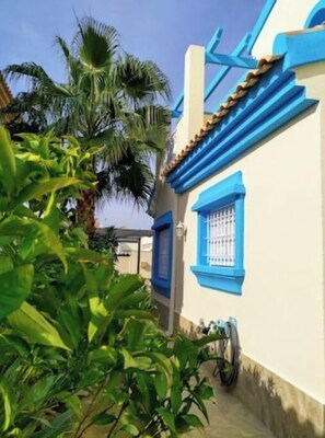 Property grounds - Villa south facing-Private heated pool-Beach-English TV-2 King size-Wi-Fi (Santiago de la Ribera)