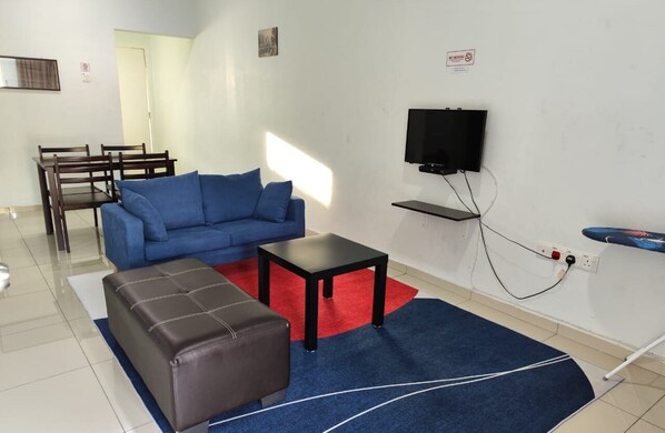 Room, 2 Bedrooms | Living area