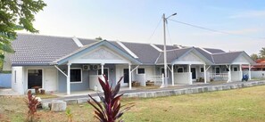 Vista frontal de la propiedad