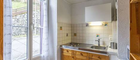 Mikrowelle, Herdplatte, Wasserkocher mit Kaffee-/Teezubehör, Toaster