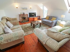 Smart-TV, Kamin, Bücher, Stereoanlage