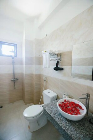 Douche, douche hydromassante, articles de toilette gratuits