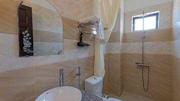 Shower, hydromassage showerhead, free toiletries, hair dryer