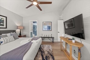 3 室のベッドルーム、デスク、アイロン / アイロン台、旅行用ベビーベッド