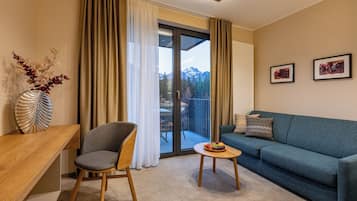 Deluxe Studio Suite | Living area | 50-cm TV with satellite channels, heated floors