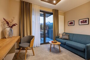 Deluxe Studio Suite | Living area | 50-cm TV with satellite channels, heated floors