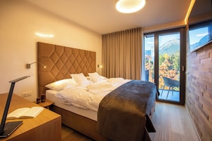 Deluxe Apartment | Blackout drapes, free WiFi