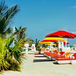 Playa privada, arena blanca, sillas reclinables de playa, sombrillas